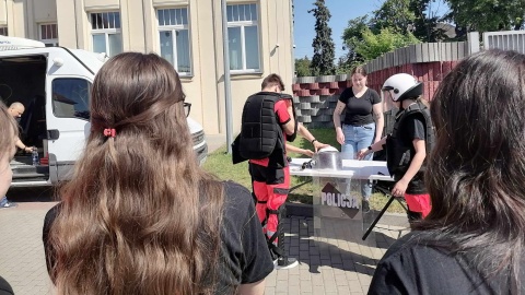 Młodzież mogła z bliska zobaczyć, jak wygląda codzienna praca policjanta/fot: Monika Siwak