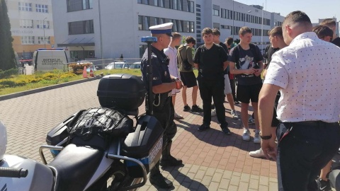 Młodzież mogła z bliska zobaczyć, jak wygląda codzienna praca policjanta/fot: Monika Siwak