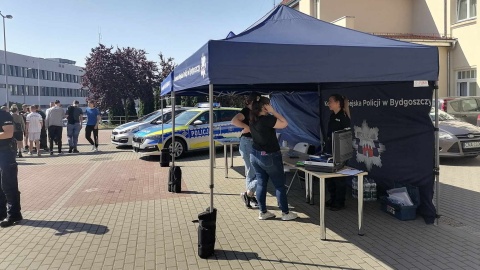 Młodzież mogła z bliska zobaczyć, jak wygląda codzienna praca policjanta/fot: Monika Siwak