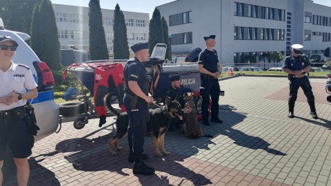 Młodzież mogła z bliska zobaczyć, jak wygląda codzienna praca policjanta/fot: Monika Siwak
