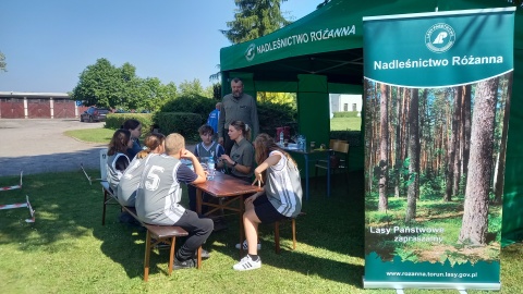 Uczniowie z gminy Dobrcz dobrze bawili się podczas gry terenowej, która sprawdziła ich umiejętności sportowe i uczyła profilaktyki/fot: Tatiana Adonis