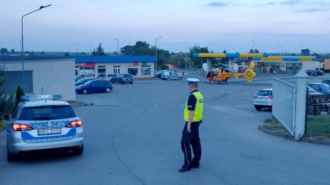 W Radziejowie palił się blok. Jeden z lokatorów został obezwładniony przez policję i strażaków/fot. KPP Radziejów
