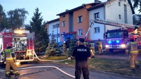 W Radziejowie palił się blok. Jeden z lokatorów został obezwładniony przez policję i strażaków/fot. KPP Radziejów