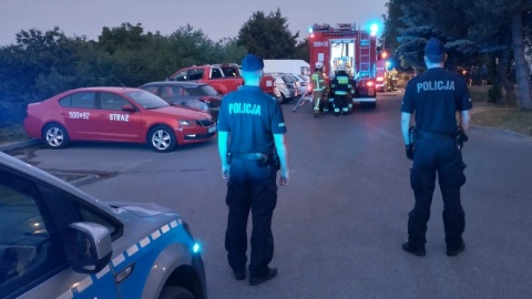 W Radziejowie palił się blok. Jeden z lokatorów został obezwładniony przez policję i strażaków/fot. KPP Radziejów