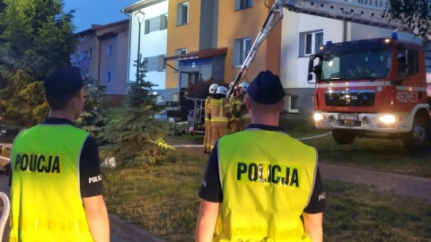W Radziejowie palił się blok. Jeden z lokatorów został obezwładniony przez policję i strażaków/fot. KPP Radziejów