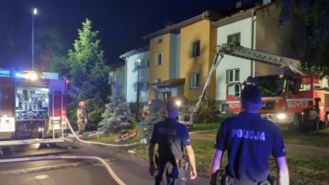 W Radziejowie palił się blok. Jeden z lokatorów został obezwładniony przez policję i strażaków/fot. KPP Radziejów