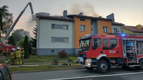 W Radziejowie palił się blok. Jeden z lokatorów został obezwładniony przez policję i strażaków/fot. KPP Radziejów