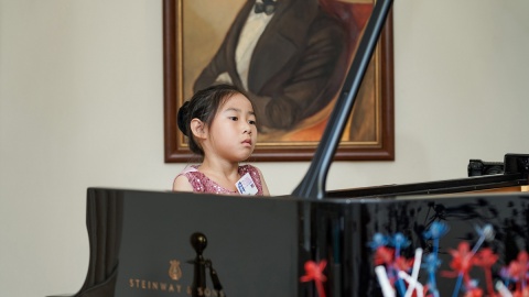 Młodzi pianiści w wieku od 8 do 10 lat prezentowali swoje pianistyczne umiejętności/fot. materiały organizatorów