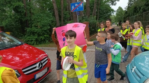 Uczniowie SP nr 34 w Bydgoszczy wyszli na uliczki wokół szkoły. Tym samym zwracali uwagę na swoje bezpieczeństwo/fot: Monika Siwak