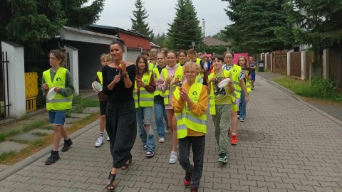 Uczniowie SP nr 34 w Bydgoszczy wyszli na uliczki wokół szkoły. Tym samym zwracali uwagę na swoje bezpieczeństwo/fot: Monika Siwak