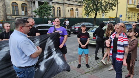 Milczący protest przed komendą policji w Inowrocławiu/fot. Tomasz Więcławski, PAP