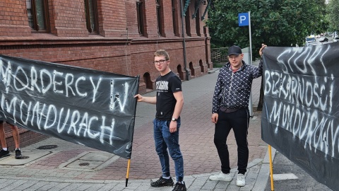 Milczący protest przed komendą policji w Inowrocławiu/fot. Tomasz Więcławski, PAP