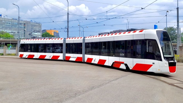 Pierwszy tramwaj Pesa Twist dotarł do Krajowy w Rumunii. Wkrótce koniec testów [zdjęcia]