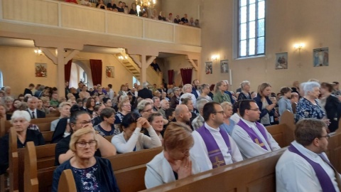 Rozpoczęły się uroczystości pogrzebowe ks. Macieja Chmielewskiego w kościele parafialnym św. Jakuba Mniejszego Apostoła w Dąbrówce Nowej /fot. Ewa Dąbrowska