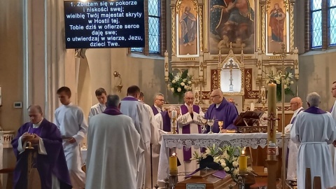 Rozpoczęły się uroczystości pogrzebowe ks. Macieja Chmielewskiego w kościele parafialnym św. Jakuba Mniejszego Apostoła w Dąbrówce Nowej /fot. Ewa Dąbrowska