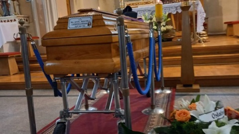 Rozpoczęły się uroczystości pogrzebowe ks. Macieja Chmielewskiego w kościele parafialnym św. Jakuba Mniejszego Apostoła w Dąbrówce Nowej /fot. Ewa Dąbrowska