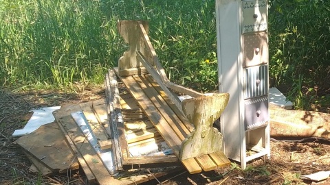 Bydgoscy strażnicy miejscy ustalili personalia mężczyzny, który obok tzw. pojemników - dzwonów zostawił śmieci wielkogabarytowe/fot. Straż Miejska Bydgoszcz