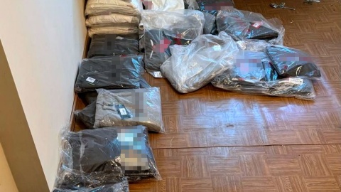 Mężczyzna sprzedawał m.in. podrabiane bluzy, spodnie, t-shirty, bieliznę, koszule różnych marek/fot. KMP w Bydgoszczy