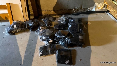 Mężczyzna sprzedawał m.in. podrabiane bluzy, spodnie, t-shirty, bieliznę, koszule różnych marek/fot. KMP w Bydgoszczy