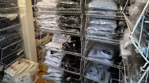 Mężczyzna sprzedawał m.in. podrabiane bluzy, spodnie, t-shirty, bieliznę, koszule różnych marek/fot. KMP w Bydgoszczy