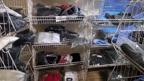 Mężczyzna sprzedawał m.in. podrabiane bluzy, spodnie, t-shirty, bieliznę, koszule różnych marek/fot. KMP w Bydgoszczy