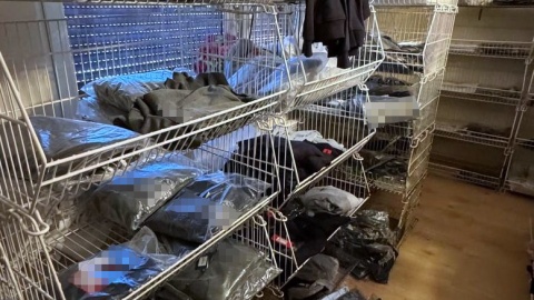 Mężczyzna sprzedawał m.in. podrabiane bluzy, spodnie, t-shirty, bieliznę, koszule różnych marek/fot. KMP w Bydgoszczy