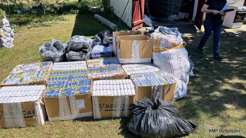 Mężczyzna sprzedawał m.in. podrabiane bluzy, spodnie, t-shirty, bieliznę, koszule różnych marek/fot. KMP w Bydgoszczy