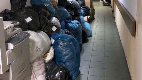 Mężczyzna sprzedawał m.in. podrabiane bluzy, spodnie, t-shirty, bieliznę, koszule różnych marek/fot. KMP w Bydgoszczy