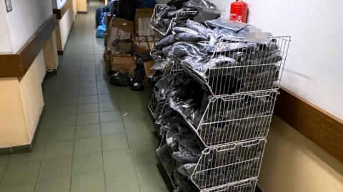 Mężczyzna sprzedawał m.in. podrabiane bluzy, spodnie, t-shirty, bieliznę, koszule różnych marek/fot. KMP w Bydgoszczy