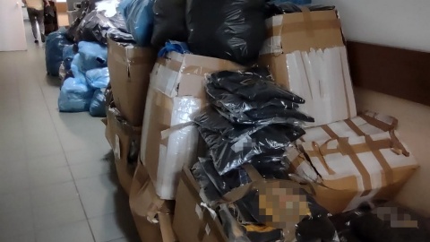 Mężczyzna sprzedawał m.in. podrabiane bluzy, spodnie, t-shirty, bieliznę, koszule różnych marek/fot. KMP w Bydgoszczy