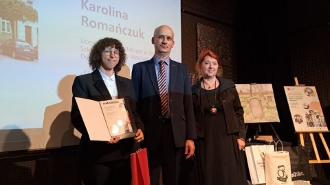 Karolina Romańczuk z Zespołu Szkół nr 1 im Anny Wazówny w Golubiu-Dobrzyniu to laureatka pierwszej nagrody w konkursie i nagrody konserwatora zabytków (pierwsza z lewej)/fot. Ewa Dąbska-Wieczorkowsk