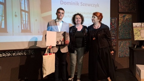 Dominik Szewczyk z III Liceum Ogólnokształcącego im Jana Pawła II w Grudziądzu ma trzecie miejsce i nagrodę Polskiego Radia PiK za szczególne wartości pracy, jeśli chodzi o tekst/fot. Ewa Dąbska-Wieczorkowsk