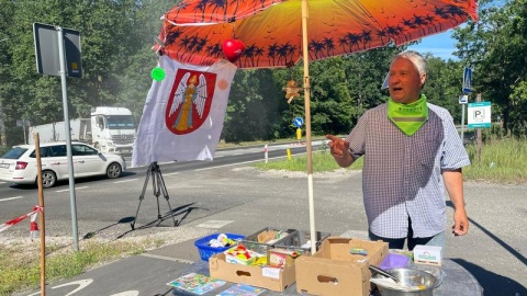 Zamiast kary finansowej: cytryna i czosnek - taki wybór mieli kierowcy w Górsku, których policja przyłapała na przekroczeniu prędkości. Akcja „Bezpieczna droga"/fot. nadesłane