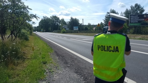 Zamiast kary finansowej: cytryna i czosnek - taki wybór mieli kierowcy w Górsku, których policja przyłapała na przekroczeniu prędkości. Akcja „Bezpieczna droga"/fot. Michał Zaręba