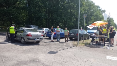 Zamiast kary finansowej: cytryna i czosnek - taki wybór mieli kierowcy w Górsku, których policja przyłapała na przekroczeniu prędkości. Akcja „Bezpieczna droga"/fot. Michał Zaręba