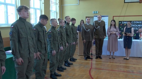Pierwsi uczniowie Branżowych Oddziałów Wojskowych Branżowej Szkoły I Stopnia Rzemiosła i Przedsiębiorczości ukończyli naukę (fot. Janusz Wiertel)