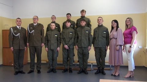 Pierwsi uczniowie Branżowych Oddziałów Wojskowych Branżowej Szkoły I Stopnia Rzemiosła i Przedsiębiorczości ukończyli naukę (fot. Janusz Wiertel)