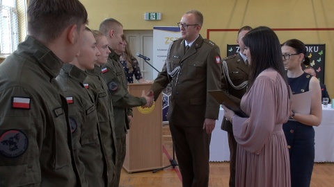 Pierwsi uczniowie Branżowych Oddziałów Wojskowych Branżowej Szkoły I Stopnia Rzemiosła i Przedsiębiorczości ukończyli naukę (fot. Janusz Wiertel)