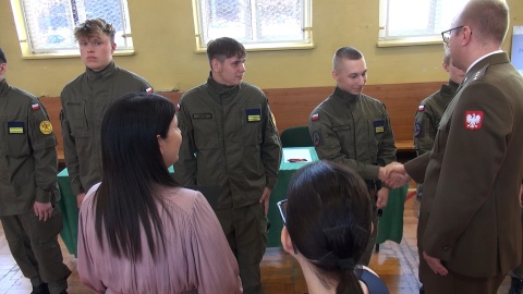 Pierwsi uczniowie Branżowych Oddziałów Wojskowych Branżowej Szkoły I Stopnia Rzemiosła i Przedsiębiorczości ukończyli naukę (fot. Janusz Wiertel)