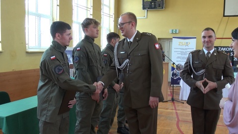 Pierwsi uczniowie Branżowych Oddziałów Wojskowych Branżowej Szkoły I Stopnia Rzemiosła i Przedsiębiorczości ukończyli naukę (fot. Janusz Wiertel)