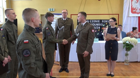 Pierwsi uczniowie Branżowych Oddziałów Wojskowych Branżowej Szkoły I Stopnia Rzemiosła i Przedsiębiorczości ukończyli naukę (fot. Janusz Wiertel)