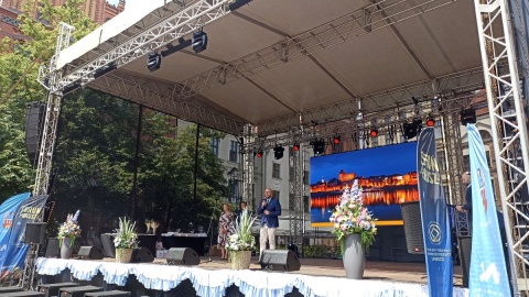 Prezydent Paweł Gulewski wręczył uczniom nagrody za świetne wyniki w nauce/fot. Monika Kaczyńska