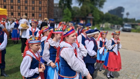 Tuż przed wyjazdem Zespół Pieśni i Tańca, również grupy dziecięce, występowały podczas Jarmarku Świętojańskiego w Bydgoszczy/fot. Magdalena Gill