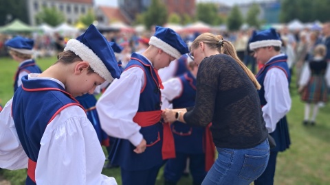 Tuż przed wyjazdem Zespół Pieśni i Tańca, również grupy dziecięce, występowały podczas Jarmarku Świętojańskiego w Bydgoszczy/fot. Magdalena Gill