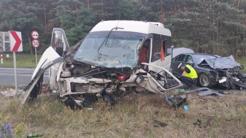 Jak wstępnie ustalili policjanci, 62-letni kierujący osobowym mercedesem z nieznanych dotąd przyczyn zjechał na przeciwległy pas i zderzył się czołowo z pojazdem volkswagen w typie małego autobusu, którym kierował 52-letni mężczyzna. W wyniku odniesionych obrażeń kierowca mercedesa zmarł krótko po przewiezieniu do szpitala/fot. KMP Toruń