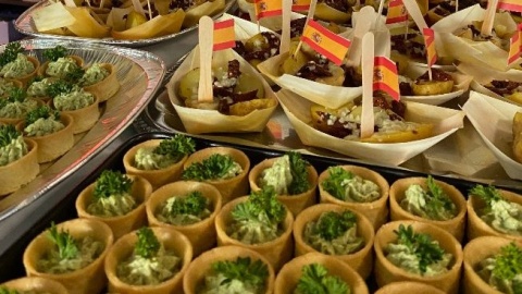 Podróżni już w terminalu Portu Lotniczego Bydgoszcz S.A. mogli poczuć klimat Majorki, a wszystko dzięki hiszpańskim specjałom przygotowanym przez Bistro in Heaven /fot. PLB Bydgoszcz