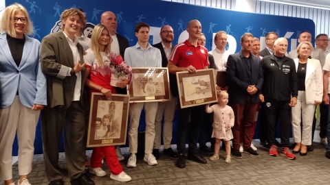 Toruń pożegnał trójkę swoich olimpijczyków i odlicza dni do pierwszych startów w Paryżu. To pięściarka Aneta Rygielska, florecista Jan Jurkiewicz i wioślarz Mirosław Ziętarski/fot. Michał Zaręba