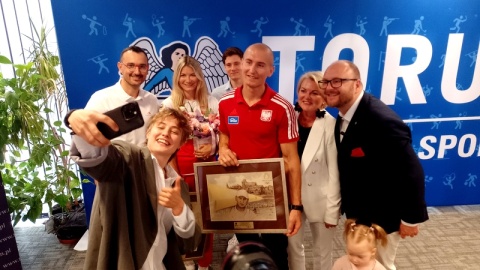Toruń pożegnał trójkę swoich olimpijczyków i odlicza dni do pierwszych startów w Paryżu. To pięściarka Aneta Rygielska, florecista Jan Jurkiewicz i wioślarz Mirosław Ziętarski/fot. Michał Zaręba