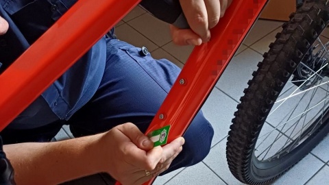 Policjanci z Wyżyn w Bydgoszczy znakowali rowery chętnym użytkownikom jednośladów/fot: KMP w Bydgoszczy