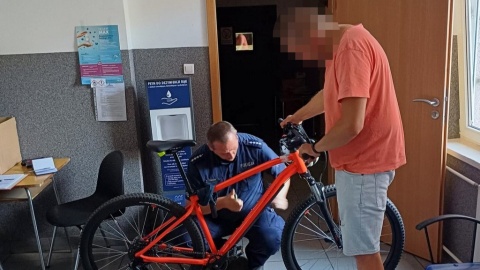Policjanci z Wyżyn w Bydgoszczy znakowali rowery chętnym użytkownikom jednośladów/fot: KMP w Bydgoszczy